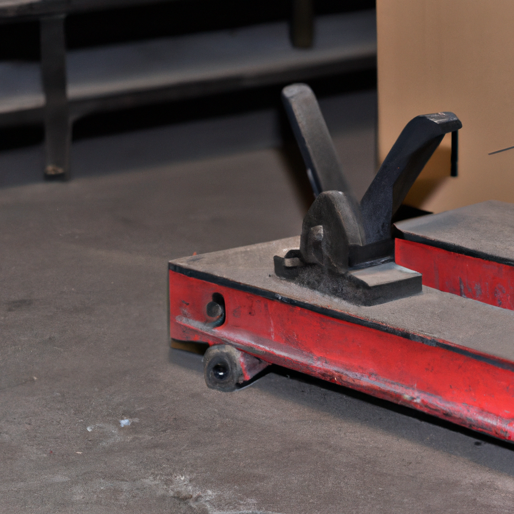Gabelstapler in Lagerhalle mit Sicherheitshinweisen umgeben.